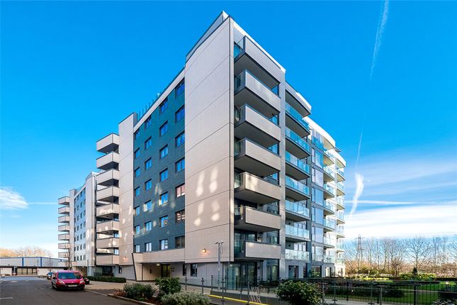 Thumbnail Flat to rent in Kingfisher Heights, Waterside Way, London