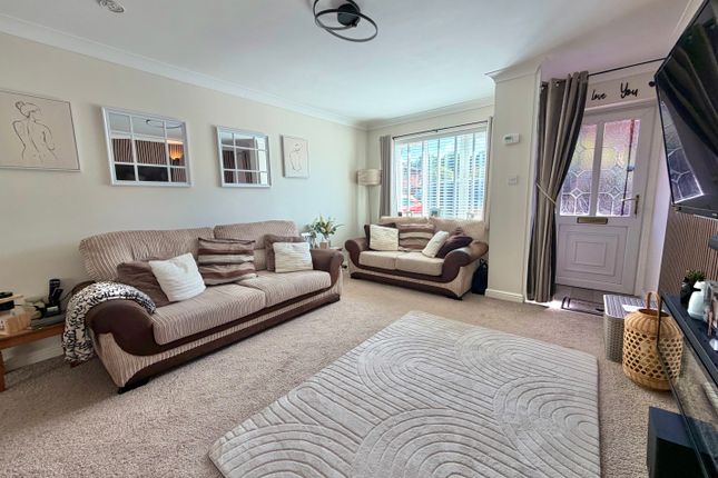 6, Exbury Close, Wolverhampton photo 3