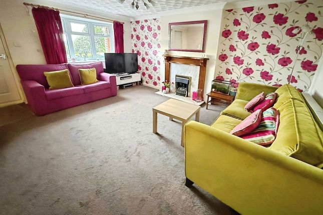 4 Evesham Rise, Dudley photo 2