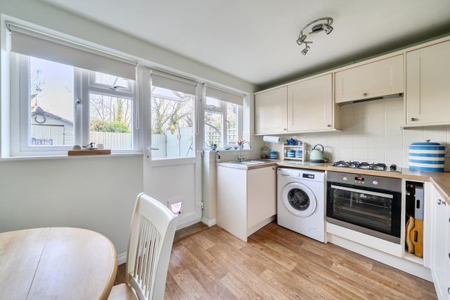 29, Gaskell Close, Alton photo 3