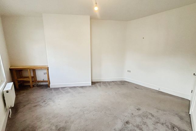 Flat 1, 2-3,, The Square, Surrey photo 4