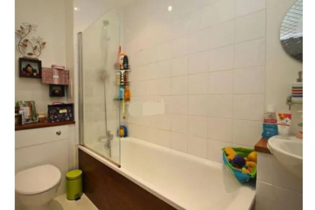 Flat for sale in Harman Rise, Ilford