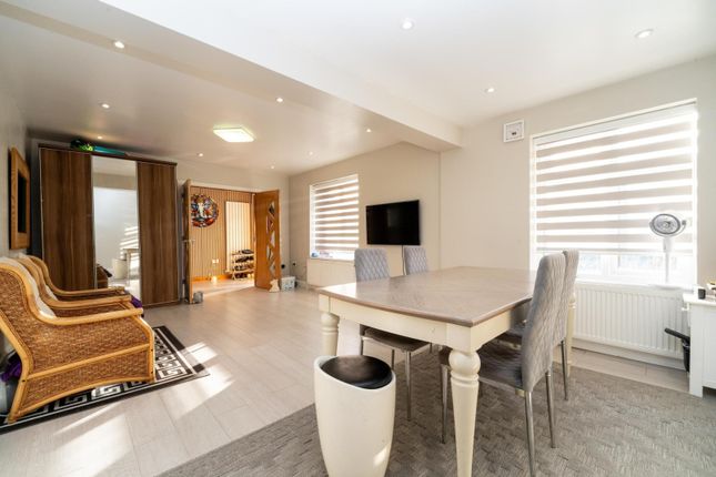 113 Crown Road, Borehamwood photo 4
