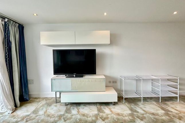 131 Howard Building 3 , Queenstown Road, London photo 4