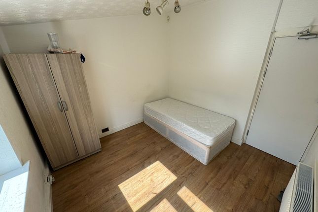 Room to rent in Latimer Close, Pinner