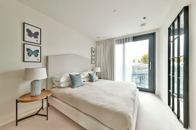 Flat for sale in Harbour Avenue, London
