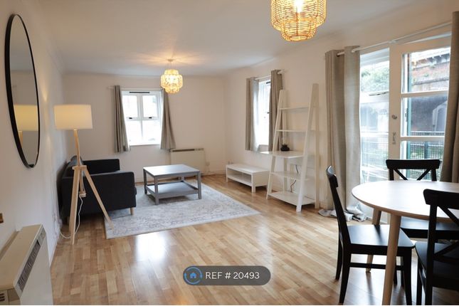 Flat to rent in Ashton House, Manchester