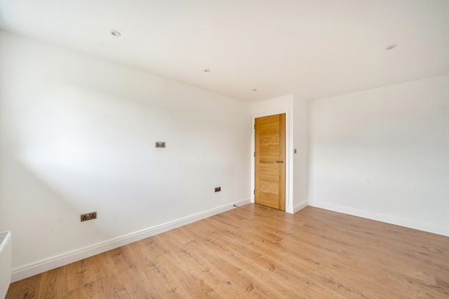 Flat 4 Lodge House,, St Johns Drive, Surrey photo 4