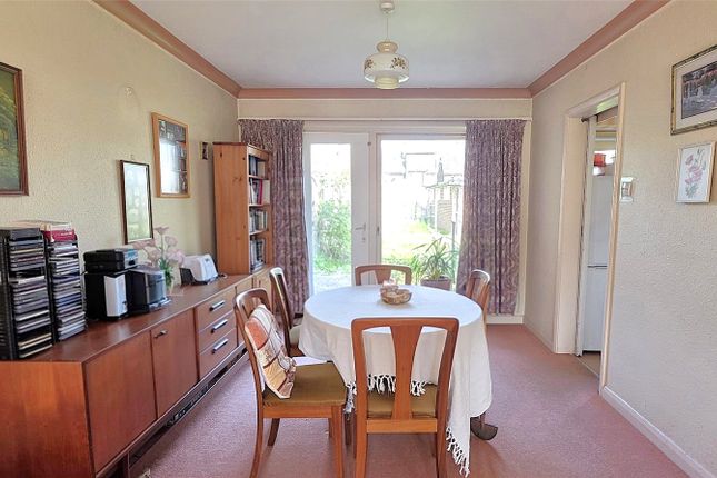 Kiek Wedder In,, Ladbroke Road, Surrey photo 3