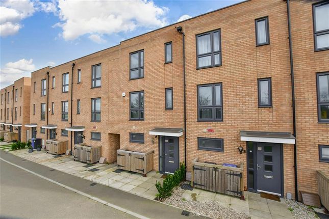 Town house for sale in Brookfield Drive, Stanford-Le-Hope, Essex