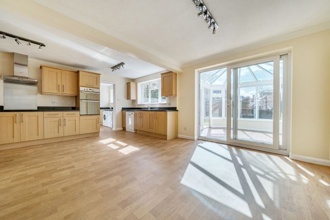 34, Oaktree Drive, Hampshire photo 2
