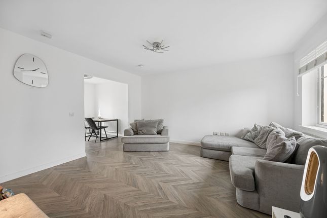 36 Hare Moss View, Whitburn photo 3