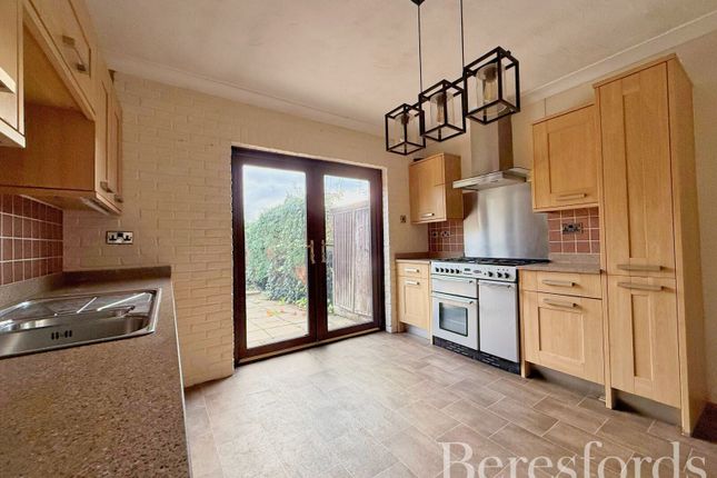 10, Ravenscourt Grove, Hornchurch photo 3