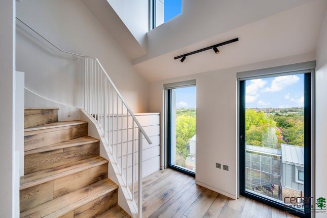 27a Mansfield Heights, Great North Road, London photo 4