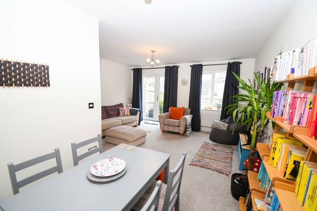 32 Lark Hill, Manchester photo 4