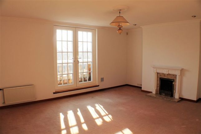 Flat 24,Ann Boleyn House, Queens Reach, Hampton Court photo 2