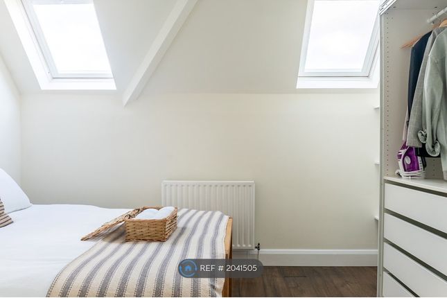 Flat to rent in Malbrook Road, London