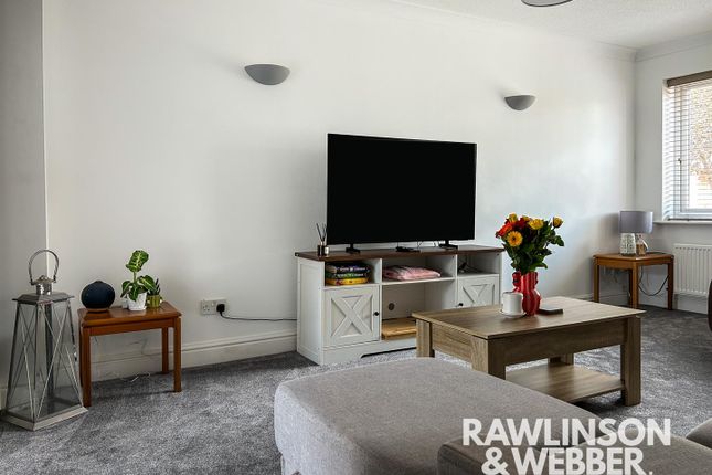 6A, Lytcott Drive, West Molesey photo 4