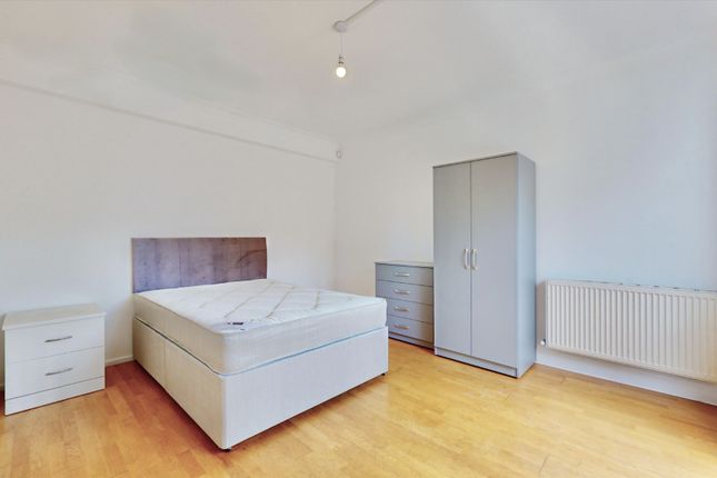 Room to rent in Princes Gardens, Acton