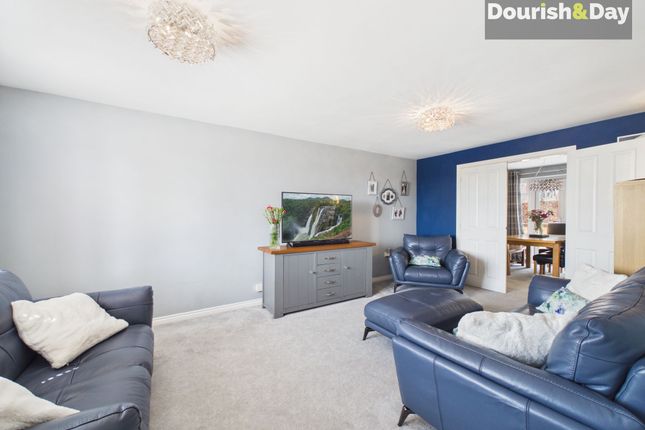 17 Elizabeth Gardens, Stafford photo 3