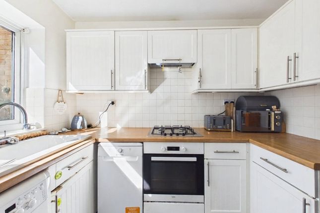 13, Beech Grove, Addlestone photo 2