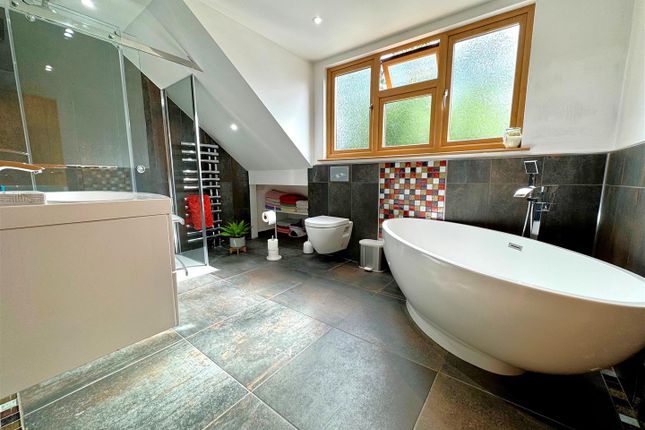 Bathroom 2.Jpg