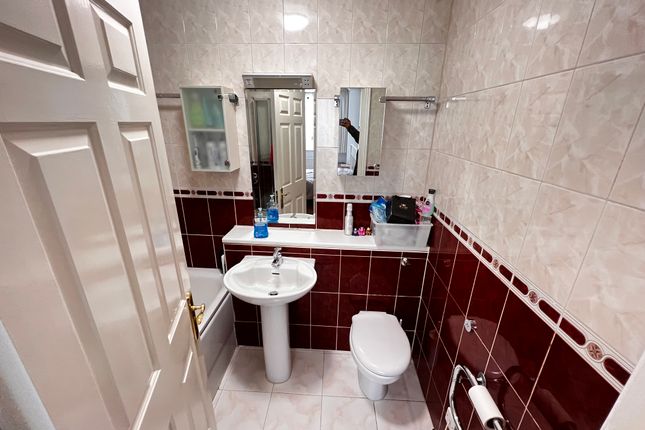 Flat for sale in Kilburn High Road, Kilburn, London