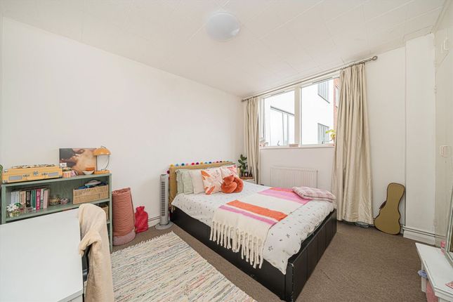 Flat 1, 2, Pemberton Road, East Molesey photo 4
