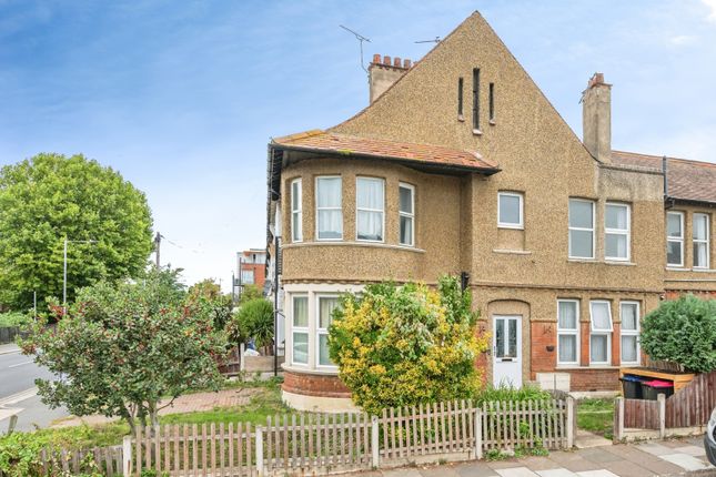 2-bed flat on Woodgrange Drive, Southend-on-Sea, £180,000