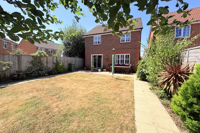 32, Swanton Close, Fareham photo 2