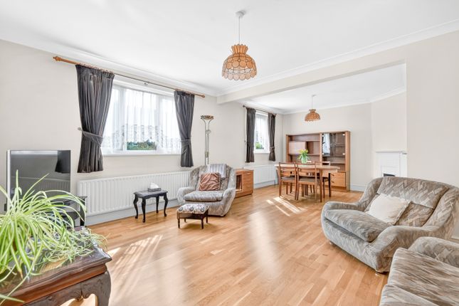 5, Challis Road, Brentford photo 2