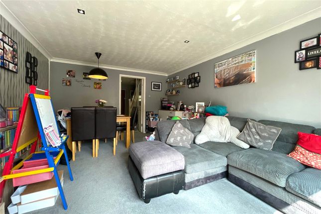 13, Grieve Close, Tongham photo 3