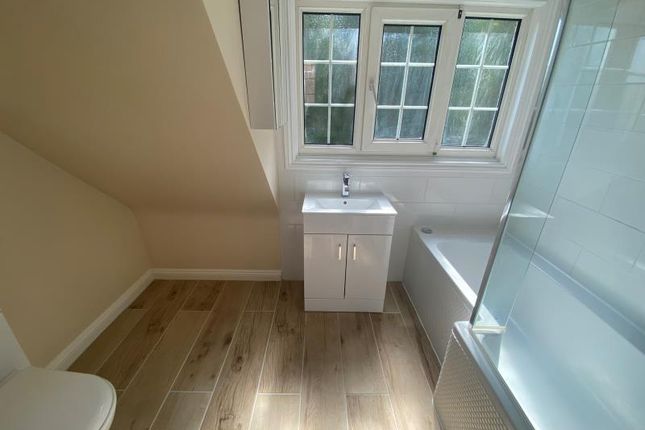 Flat 3 White Lodge, Wych Hill Lane, Woking photo 2