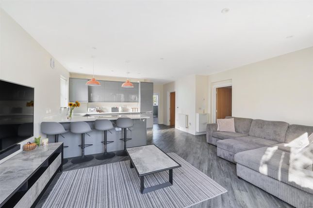 Flat 4, 40, Fir Tree Road, Banstead photo 2