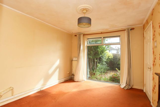 64, Fanheulog, Talbot Green photo 3