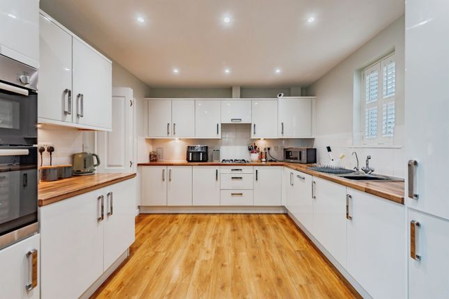 41, Stone Court, Crawley photo 2