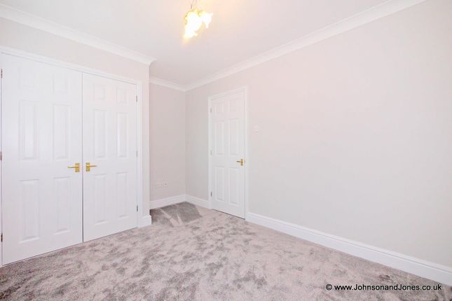 Springfields Close, Chertsey photo 4