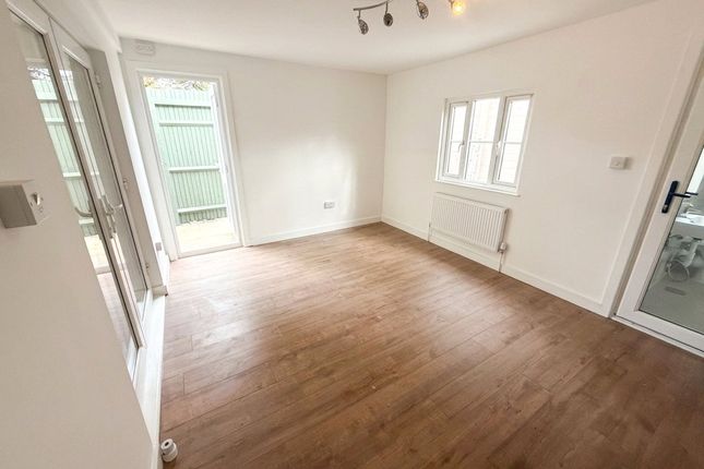 16, Bourton Close, Hayes photo 4