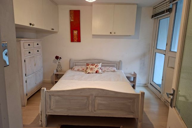 Flat 13, Walnut Tree House, 58, Tregunter Road, London photo 3