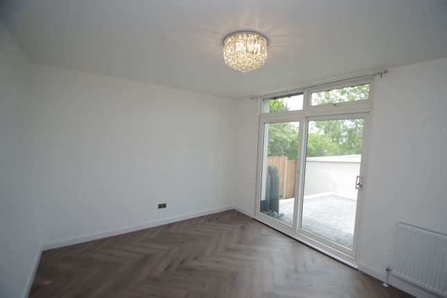 Lyndhurst Gardens, Pinner photo 2