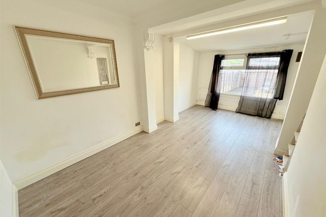 117, Cherrydown Avenue, London photo 2