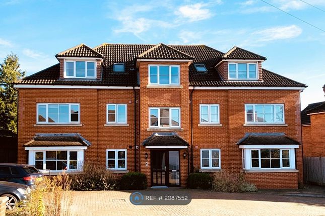 Flat to rent in Worplesdon Court, Guildford