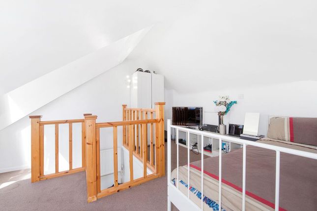 Maisonette to rent in Connell Crescent, Ealing