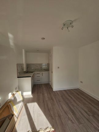 Studio to rent in Mitchley Avenue, South Croydon