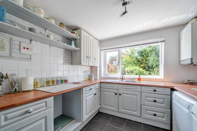 27, Bennett Close, Cobham photo 4