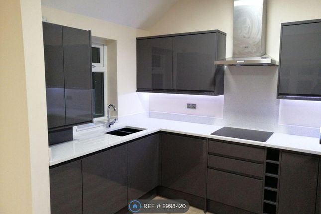 Flat, Fairdene Road, Coulsdon photo 4