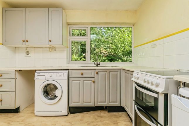 16 Trenholme Court,, Beechwood Road, Surrey photo 3