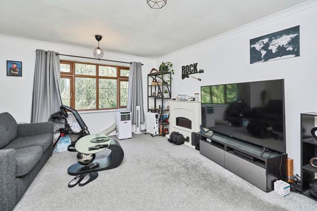 16, Crowland Avenue, Wolverhampton photo 4