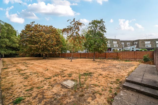 23 Albany Court,, Hillcrest, Weybridge photo 2