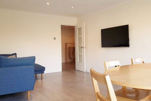 8, Bickley Court, Stanmore photo 3